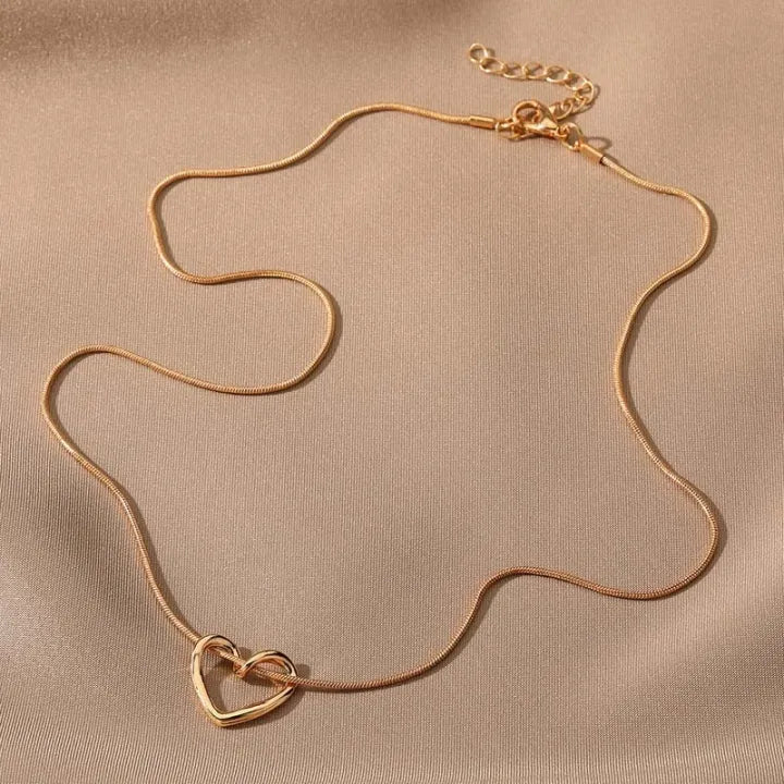 Korean Hollow Heart Pendant Necklace Lightweight Clavicle Chain Jewellery for Girls Fashion Simplicity